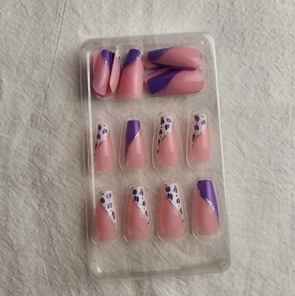 24 Pieces Fake press on nails